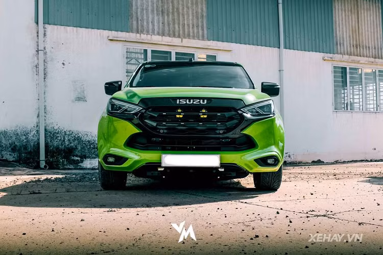 Điểm thay đổi đầu tiên trên Isuzu D-Max 2021 độ gầm này đến từ khu vực phía trước của xe. Cụ thể, chủ xe đã thay thế phần cản trước và mặt ca-lăng của xe theo phong cách mẫu SUV Mu-X thế hệ mới. Sự kết hợp tưởng chừng chẳng liên quan này lại mang đến cho chiếc D-Max 2021 diện mạo mới mẻ và cuốn hút hơn.