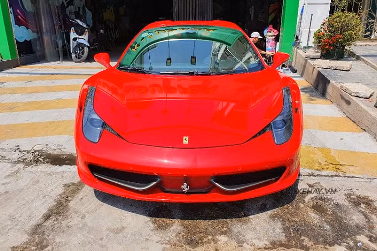 Ngoài ra, siêu xe này cũng vừa kịp được chủ showroom "lên đời" cho hệ thống ống xả của Fi mang lại âm thanh đanh thép hơn.