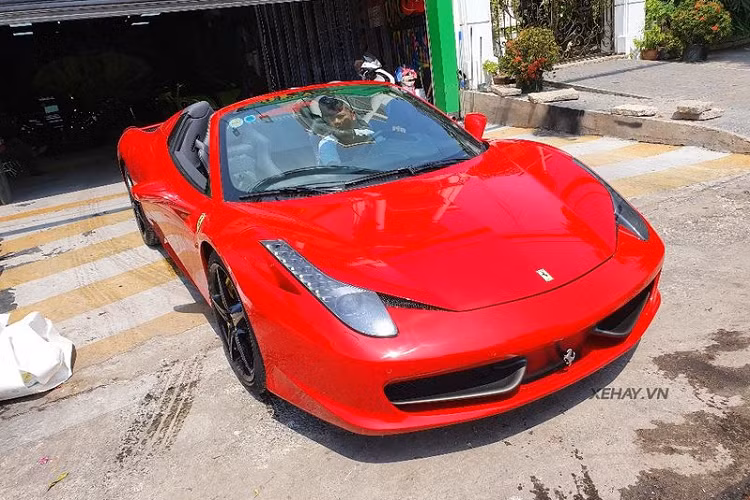 Sức mạnh được gửi đến các bánh xe thông qua hộp số ly hợp kép 7 cấp Getrag, giúp xe tăng tốc từ 0 - 100 km/h trong 3,4 giây trước khi đạt vận tốc tối đa 320 km/h. Mức giá xe Ferrari 458 Spider màu độc này khi mới về Việt Nam không dưới 15 tỷ đồng.