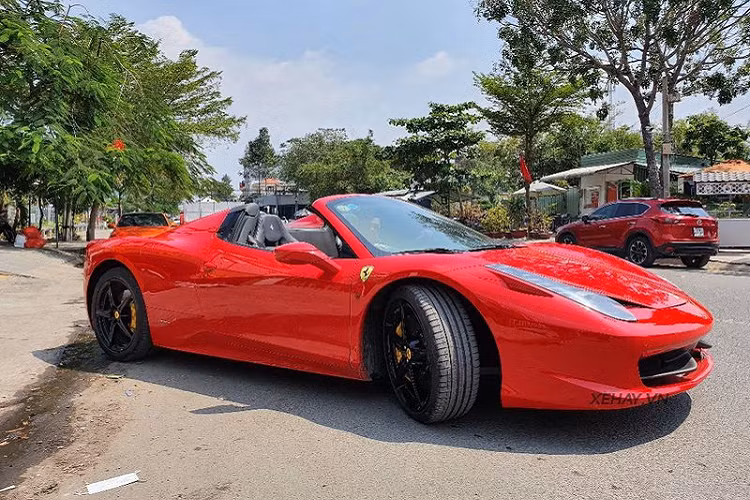 Khi còn ở trong tay ông chủ cà phê Trung Nguyên, siêu xe Ferrari 458 Spider được dán decal màu trắng tinh tế, tuy nhiên, hiện "siêu ngựa" đã gỡ lớp dán decal để quay trở lại màu sơn đỏ đặc trưng nguyên bản.