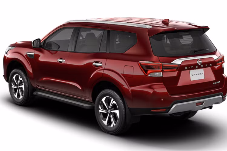 Nissan Việt Nam trước đó chỉ phân phối bản máy dầu số sàn hướng đến khách mua xe chạy dịch vụ. Tuy nhiên phiên bản số sàn của Terra ít được quan tâm và không mang tính cạnh tranh cao nếu so với Toyota Fortuner hay Ford Everest. Trong khi bản máy xăng 2.5L cao cấp của Nissan Terra được đánh giá cao ở khả năng vận hành êm ái, cách âm và dàn treo tốt, thích hợp để phục vụ cho gia đình. Dẫu vậy, phiên bản này không mang tính kinh tế - tiêu hao nhiều nhiên liệu, thiếu mạnh mẽ nếu so với các đối thủ, không giữ giá và khó bán lại.