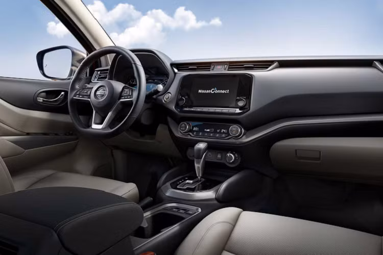 Nhìn chung, bản nâng cấp facelift của Nissan Terra 2021 được thay đổi khá nhiều, tương tự như một thế hệ hoàn toàn mới, chứ không dừng lại là bản nâng cấp facelift cuối đời. Đặc biệt, nội thất bên trong còn được “đập đi xây lại” với bảng điều khiển phía trước và vô lăng thiết kế mới nhìn đẹp mắt hơn hẳn. Nội thất Nissan Terra 2021 nổi bật với vô lăng 3 chấu thiết kế mới, hệ thống thông tin giải trí sử dụng màn hình cảm ứng 9 inch mới đang sử dụng trên X-Trail 2021 tại Mỹ. Bảng táp lô được thiết đa tầng, bọc da, cửa gió dạng tròn biến mất thay vào là kiểu đẹp mắt hơn. Cụm cần số và các nút bấm cũng được tái thiết kế tinh tế hơn.