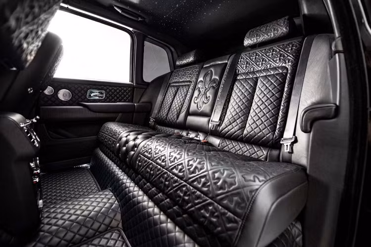 Mới đây, rapper người Canada đã hợp tác với thương hiệu thời trang Chrome Hearts để trang trí cho chiếc Rolls-Royce Cullinan mới tinh của mình, và nó chắc chắn là một chiếc xe tạo sự chú ý. Thông các hình ảnh ở đây, ta thấy từng vỏ bọc ghế ngồi mang đầy họa tiết theu hình thập tử gothic và hình kim cương cân bằng, trong khi thảm sàn lại là được bọc da tương tự lưng ghế. Thật ngạc nhiên khi lớp da bọc đặc kín họa tiết này lại trông rất phù hợp với chi tiết “trời sao” được giữ nguyên của Rolls-Royce.