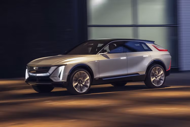 Phần nóc của Cadillac Lyriq 2023 được thiết kế dốc về phía sau như xe coupe. Bám sát nóc là nẹp mạ crôm, kéo từ cột A đến cột D. Bên dưới là bộ vành có đường kính 20 inch tiêu chuẩn hoặc 22 inch tùy chọn. Nẹp mạ crôm trên nóc nối với cụm đèn hậu ôm lấy cột D của Cadillac Lyriq 2023. Cụm đèn hậu này kéo dài vào bên trong cửa cốp, bao quanh kính cửa sau.