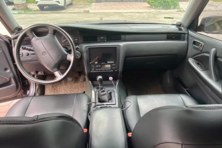 Khác với nhiều chiếc Toyota Crown được sản xuất trong thập niên 1990 đang được chào bán với mức giá từ 180 – 350 triệu đồng hoặc hơn, giá bán còn tùy vào độ chất, độ “zin” nguyên bản. Chiếc Crown đời 1998 trở nên khác biệt và “có giá” hơn nhờ vào biển số đẹp ngũ quý 4. Hiện tại, xe đang được chào bán với giá 799 triệu đồng – ngang tầm giá của những chiếc sedan hạng C phổ thông như Kia Cerato hay Hyundai Elantra bản thấp.
