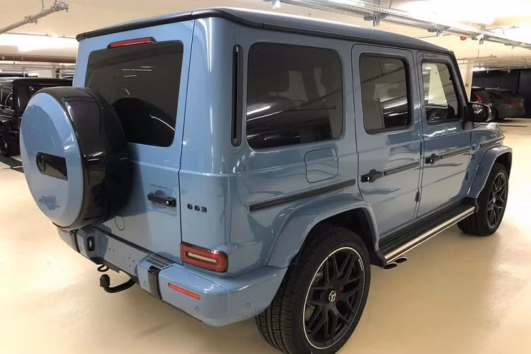 Cả 2 chiếc xe Mercedes-AMG G63 màu xanh China Blue vẫn sử dụng khối động cơ xăng V8, tăng áp kép, dung tích 4.0 lít, tạo ra công suất tối đa 585 mã lực tại tua máy 6.000 vòng/phút và mô-men xoắn cực đại 850 Nm tại dải tua máy 2.500 - 3.500 vòng/phút. Sức mạnh được truyền tới cả 4 bánh thông qua hộp số tự động AMG Speedshift Plus 9 cấp giúp xe có thể tăng tốc từ vị trí xuất phát lên 100 km/h trong thời gian 4,5 giây trước khi đạt vận tốc tối đa 220 km/h.