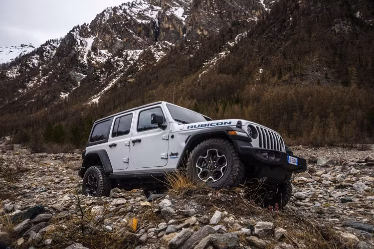 Đặc biệt, Wrangler 4xe 2022 sẽ có thêm tùy chọn Sunrider Flip Top cho phép mui xe hàng ghế trước dạng mui mềm có thể được lật lại ra sau để mang lại trải nghiệm hoang dã hơn. Jeep Wrangler 2022 đã có thể được đặt hàng tại Ý, Tây Ban Nha, Bỉ và Serbia, đồng thời sẽ mở rộng ra các thị trường khác ở châu Âu trong tháng này.