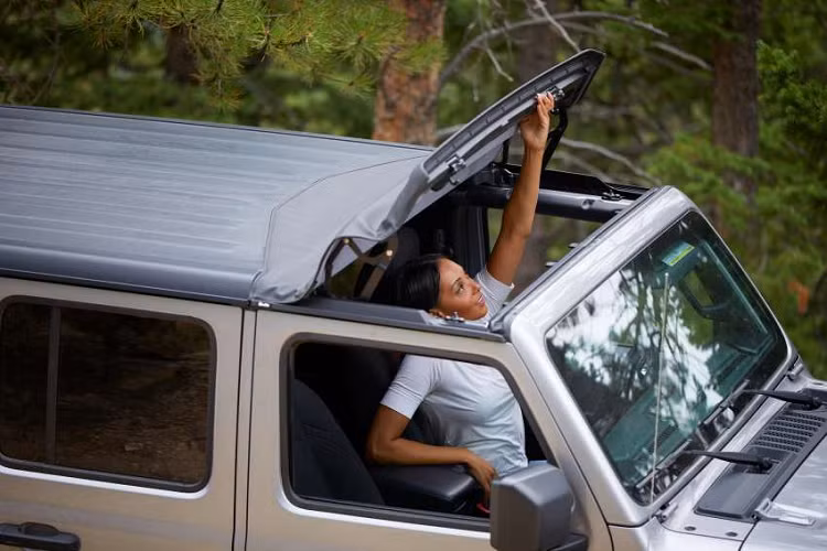 Nội thất Wrangler 4xe 2022 sẽ có hệ thống dịch vụ UConnect được cung cấp thông qua màn hình 8,4 inch. Hệ thống này tích hợp các tính năng gồm Định vị và hỗ trợ bên đường, kiểm tra tình trạng pin, áp suất lốp và lịch bảo dưỡng. Ngoài ra còn có định vị xe, cài đặt cảnh báo dựa trên tốc độ và vị trí của xe cũng như các vị trí trạm sạc và thông báo cho chủ xe khi bị mất trộm.