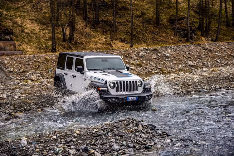 Đối với trục sau, Wrangler 4xe tiêu chuẩn và Sahara 4xe có bộ vi sai mở với bộ chống quay Trac-Lock và khóa vi sai điện tử Tru-Lock trên biến thể Rubicon. Các chế độ gài cầu giữ nguyên bao gồm: 2WD High, 4WD Auto, 4WD High, 4WD Low.