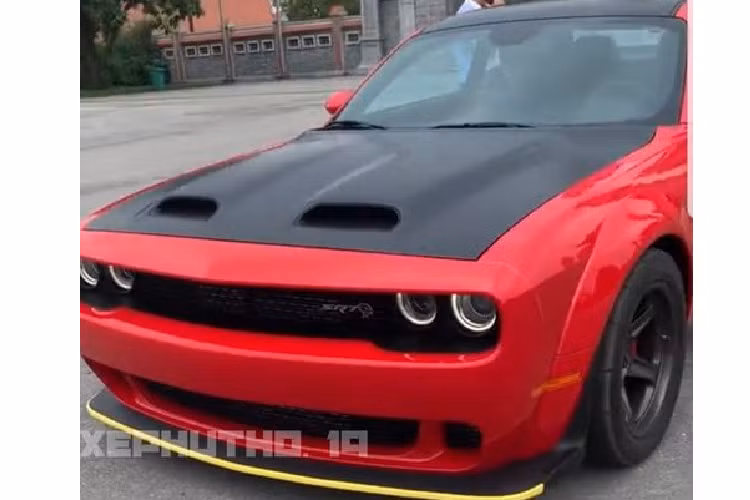 Thiết kế bên ngoài và bộ mâm 5 chấu đơn 18 inch là những chi tiết để nhận ra chiếc Dodge Challenger vừa xuất hiện ở Phú Thọ thuộc bản Super Stock. Ngoài ra, Challenger Super Stock tại Việt Nam còn sở hữu hai khe hút gió cỡ lớn trên nắp ca-pô, vòm bánh xe cơ bắp và bộ la-zăng thể thao như đã nói ở trên.