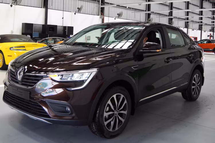 Mới đây, đại lý chính hãng của Renault Việt Nam đang chào bán một chiếc xe lái thử Renault Arkana thế hệ mới, thuộc phiên bản Cao cấp. Xe hiện tại đã lăn bánh được khoảng 6.000 km đang được chào bán với mức giá 6xx triệu đồng, tức rẻ hơn 300 triệu đồng so với lựa chọn xe mới Arkana bản Cao cấp có giá bán 1,019 tỷ đồng.