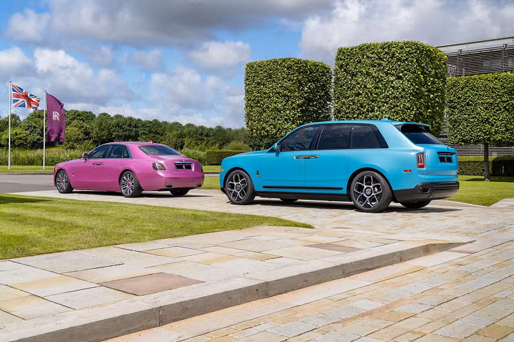 Chiếc xe siêu sang Rolls-Royce Ghost 2021 mới xuất hiện tại Monterey lần này được hoàn thiện với màu sắc hồng Metallic mang tên Friskee Pink. Đây là một màu sắc nổi bật kết hợp với diện mạo trẻ trung, sang trọng của dòng sedan thành công nhất trong lịch sử 117 năm của thương hiệu. Với thiết kế mềm mại của Ghost mới, màu sắc này đem lại một góc nhìn khác biệt về định nghĩa của một chiếc Rolls-Royce.
