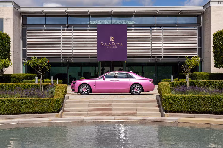 Bộ đôi Rolls-Royce Ghost màu Friskee Pink và Cullinan Black Badge với màu Iced Turchese sẽ xuất hiện tại “The Quail, A Motorsports Gathering” một sự kiện thuộc chuỗi Monterey Car Week năm nay.