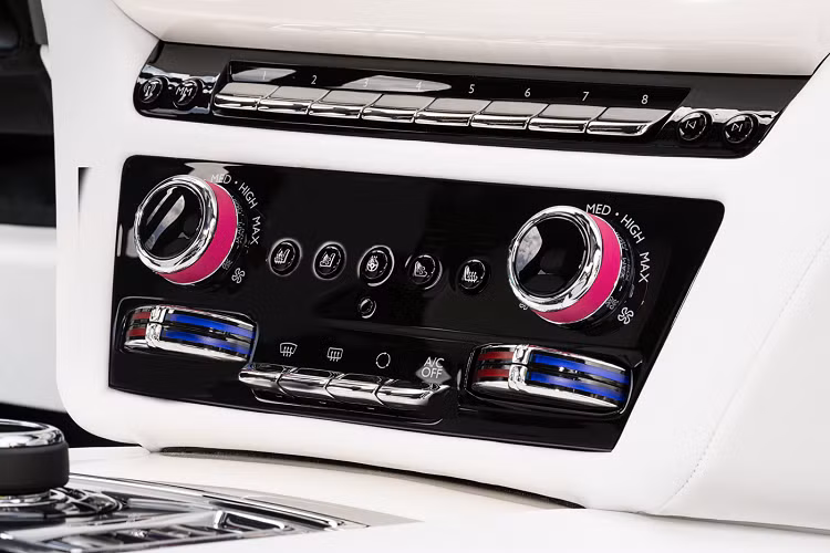 Ghost thế hệ sử dụng cấu trúc khung gầm Architecture of Luxury, thay cho phần khung gầm sử dụng chung với BMW 7 Series ở thế hệ trước. Hệ thống khung này đã từng được sử dụng cho những mẫu xe như Phantom hay cả mẫu SUV đắt khách Cullinan.