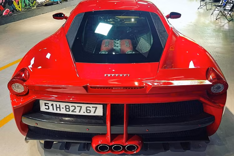 So với bản tiêu chuẩn, Ferrari 458 Italia gắn body kit Misha Designs Limited Edition 458 nên có ngoại hình rất dữ dằn với cản va trước mới, 2 bên đầu xe có thêm vây cá cùng tạo hình lạ mắt, nắp capô mới với 1 điểm nhấn nhẹ bằng carbon, vòm bánh xe được nới rộng thêm tạo vẻ dữ dằn và nẹp sườn xe bằng carbon.