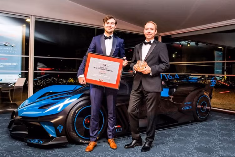 Thiết kế của siêu xe Bugatti Bolide đặc trưng bởi thân xe thấp với nhiều ống dẫn khí, đèn pha và đèn hậu LED hình chữ X cực lạ, hốc gió gắn trên nóc xe, bộ khuếch tán khổng lồ phía sau, cánh gió sau kiểu xe đua và ống xả quad đặt ở trung tâm càng khiến phần đuôi thêm hầm hố.