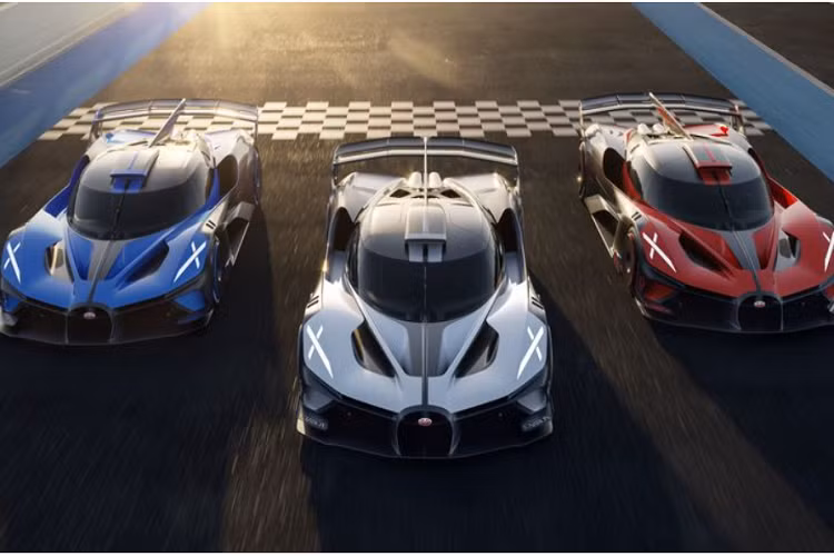 Bugatti Bolide có vị trí ngồi cực thấp cùng kính chắn gió uốn lượn được thiết kế để tập trung vào tài xế hơn, giảm thiểu sự phân tâm và tối đa tầm nhìn.
