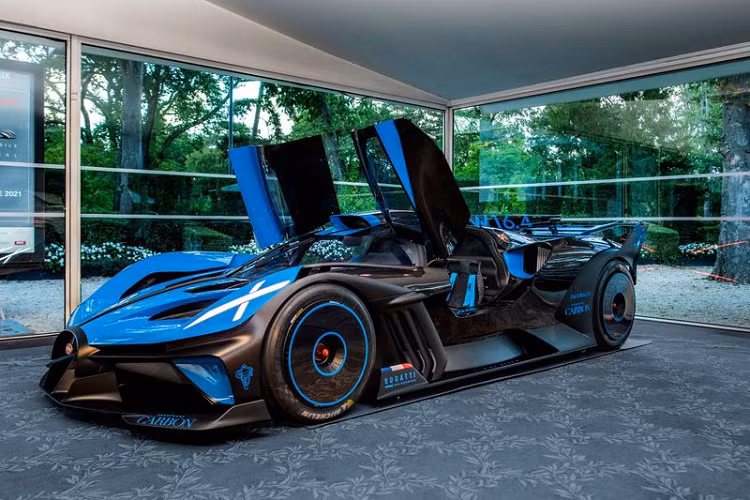 Không chỉ đặc biệt ở bên ngoài, Bugatti Bolide còn sở hữu không gian nội thất hoàn toàn mới - tất nhiên vẫn đậm chất Bugatti, nhưng không quá hào nhoáng, xa hoa như những hypercar thể thao khác của thương hiệu.