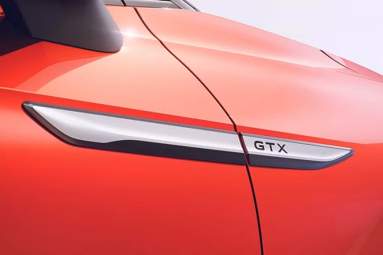 Trong khi đó, khoang hành lý của mẫu SUV chạy điện này có thể tích là 543 lít. Nếu hàng ghế sau gập xuống, thể tích khoang hành lý sẽ tăng lên 1.575 lít. Ngoài ra, Volkswagen ID.4 GTX 2021 còn có hệ số lực cản không khí là 0,29 Cd, cao hơn một chút so với bản thường. Bên ngoài, Volkswagen ID.4 GTX 2021 có thiết kế về cơ bản là giống với ID.4 thông thường. Tuy nhiên, hãng Volkswagen cũng đưa một số chi tiết riêng lên ID.4 GTX 2021 như dấu hiệu nhận biết cho phiên bản cao cấp nhất.