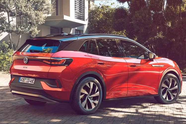 Tương tự ngoại thất, nội thất của Volkswagen ID.4 GTX 2021 cũng có một số chi tiết riêng như mặt táp-lô và mặt cửa bọc màu đen phối xanh đậm. Trong khi đó, ghế của xe lại đi kèm những đường chỉ màu đỏ tương phản. Trên vô lăng, ốp bậc cửa và tựa đầu ghế trước đều có logo "GTX".