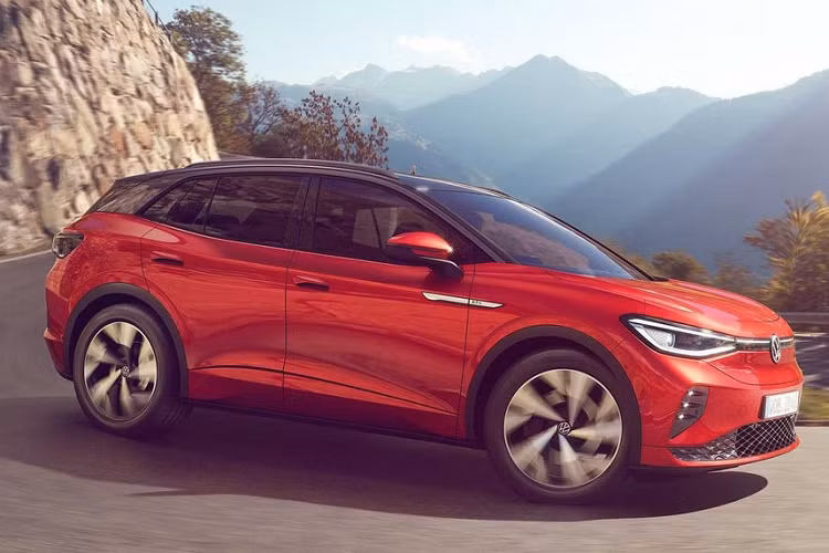 Khi bước vào bên trong Volkswagen ID.4 GTX 2021, người dùng sẽ bắt gặp những trang bị như màn hình thông tin giải trí 12 inch, hỗ trợ ra lệnh bằng giọng nói tự nhiên. Nếu chi thêm tiền, khách hàng có thể trang bị màn hình hiển thị thông tin kính lái thời gian thực tùy chọn cho xe. Thêm vào đó là sưởi vô lăng, hệ thống đèn LED nội thất 30 màu và bệ tì tay chỉnh độc lập ở hàng ghế trước.