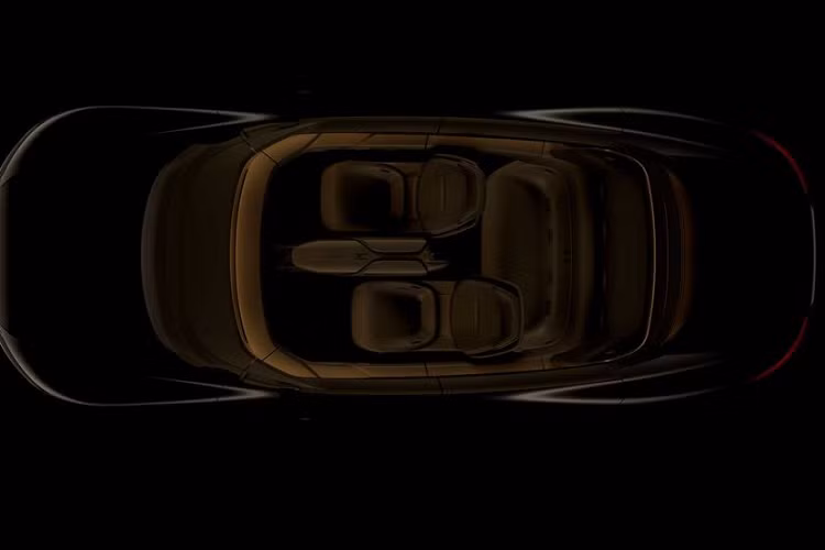 Nhìn vào tổng thể thiết kế Grand Sphere qua ảnh teaser có thể thấy mẫu xe này có phần đầu xe ngắn hơn khi không có động cơ nằm dưới nắp capo, trần dài và cong. Bên cạnh đó, chiều dài cơ sở được kéo dài tối đa hóa so với chiều dài tổng thể tạo ra một không gian rộng rãi nhất có thể trong khoang cabin. Không gian nội thất được thiết kế tiện nghi, tối ưu như một phòng khách di động với vô lăng nhỏ 2 chấu có thiết kế phẳng