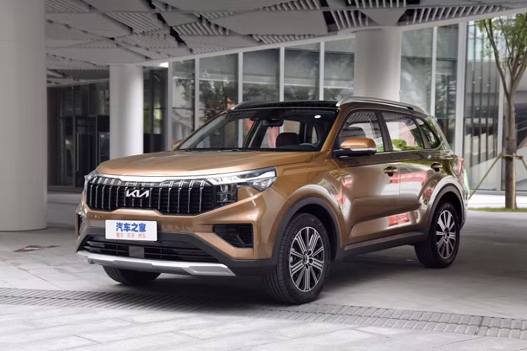 Sau gần 3 tháng, hãng Kia mới chính thức công bố giá bán của dòng crossover cỡ C này tại thị trường Trung Quốc. Theo đó, giá xe Kia Sportage Ace 2021 ở thị trường tỷ dân có giá dao động từ 139.800 - 157.800 Nhân dân tệ (khoảng 497 - 561 triệu đồng). Như vậy, so với Kia Sportage 2022 ở thị trường Hàn Quốc vốn có giá dao động từ 24,42 - 40,51 triệu Won (khoảng 494 - 820 triệu đồng).