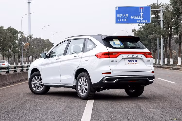 Đồng thời, mẫu xe mới cũng được bổ sung thêm những chi tiết trang trí mạ crôm cho vô lăng 3 chấu, viền ốp cửa, cụm điều khiển trung tâm và những vị trí khác giúp xe trở nên đắt giá hơn.