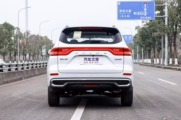 Về ngoại hình, Haval M6 Plus giá rẻ được trang bị lưới tản nhiệt kích thước lớn phía trước, kết hợp cùng hốc hút gió hình thang bên dưới, qua đó khiến mẫu xe mới trong thời trang hơn. Đồng thời, dù phần bên trong lưới tản nhiệt vẫn sử dụng thiết kế dạng lưới, nhưng được điều chỉnh theo kiểu phân bố nghiêng, giúp xe mới trông năng động hơn.