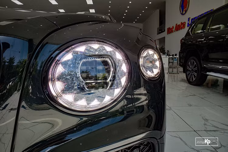 Giống như Rolls-Royce, Bentley Flying Spur 2021 sử dụng màn hình giải trí xoay/lật có hỗ trợ khả năng kết nối điện thoại thông minh với đầu ra là dàn âm thanh 18 loa công suất 2.200 Watt với bộ chuyển đổi âm trầm chủ động Active Pass Transducer, hệ thống bao gồm Amplifier 21 kênh.