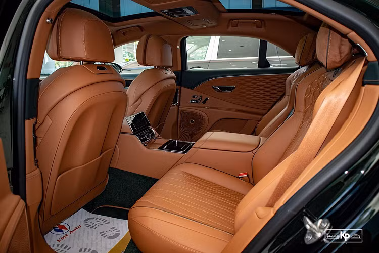 Bước sang thế hệ thứ 3 hoàn toàn mới, Bentley Flying Spur có kích thước đã được nới rộng với chiều Dài x Rộng x Cao lần lượt là 5.299 x 2.207 x 1.488 (mm), chiều dài trục cơ sở đạt 3.066 mm, tăng 134 mm so với đời cũ.