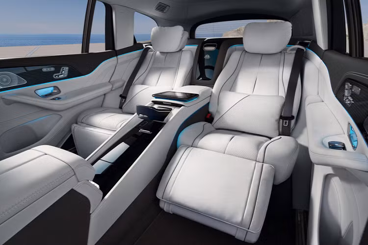 Trong đó, Tiêu chuẩn sẽ là phiên bản Mercedes-Maybach S580 4Matic sử dụng động cơ V8 4.0 lít tăng áp kép kết hợp với hệ thống mild-hybrid EQ Boost công suất 496 mã lực và phiên bản S680 sử dụng động cơ V12 6.0 lít kết hợp với hệ thống mild-hybrid EQ Boost cho công suất tối đa 621 mã lực. Giá bán dự kiến cho phiên bản S680 rơi vào khoảng 17 tỷ đồng, chưa bao gồm các tùy chọn options “đồ chơi” khác đi kèm.