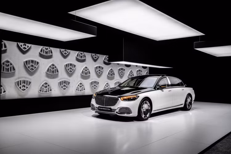 Mỗi chiếc Maybach S-Class mới sẽ đi kèm với 2 ghế “Executive” có chức năng mát-xa mới cho bắp chân của bạn và gói trang bị Chauffeur (Chauffeur package) tiêu chuẩn. Bên cạnh đó, hệ thống MBUX Interior Assist cũng cho phép điều khiển bằng cử chỉ cho người ngồi phía sau…