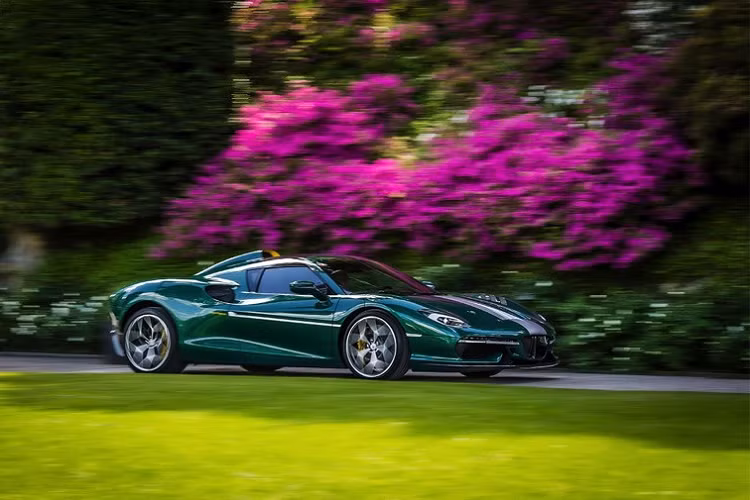 Xe được trang bị động cơ V8 3.9L, tăng áp kép tương tự Ferrari 488 nhưng được tinh chỉnh để sản sinh công suất lên tới 710 mã lực và mô-men xoắn 770 Nm. Kết hợp với hộp số tự động F1 DCT 7 cấp và khung gầm nhẹ, mẫu siêu xe này có thể tăng tốc 0-100km/h chỉ trong 3 giây và đạt tốc độ tối đa 330 km/h.
