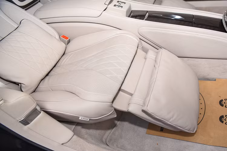 Chiếc xe siêu sang Mercedes-Maybach S650 Pullman thứ 3 tại Việt Nam được tuỳ chọn nước sơn ngoại thất màu đen, tương đồng với chiếc đầu tiên và khác biệt so với chiếc thứ 2 (2 màu sơn).