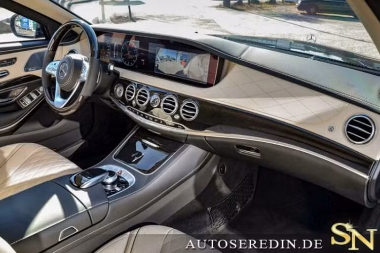 Về ngoại thất, mẫu xe siêu sang Mercedes-Maybach S650 Pullman được phát triển dựa trên phiên bản nâng cấp của dòng xe S-Class với một số khác biệt về thiết kế so với mẫu S600 Pullman trước đây. Đây cũng là mẫu xe đầu bảng của thương hiệu Ngôi sao ba cánh ở thời điểm hiện tại.
