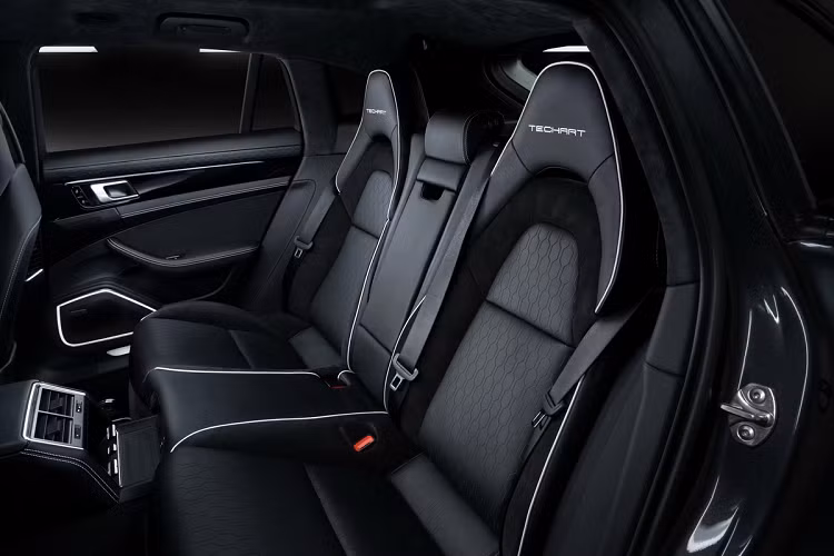 4 ghế ngồi được thêu thêm chữ TechArt trên tựa đầu, logo của hãng độ này cũng được nhìn thấy ở ốp cửa và lót sàn.