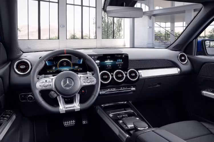 Ngoài ra, GLB 35 AMG sử dụng hệ dẫn động bốn bánh toàn thời gian 4MATIC cũng trở thành một yếu tố giúp GLB 35 vận hành thú vị hơn GLB 200 dùng hệ dẫn động cầu trước, bên cạnh công suất mạnh mẽ hơn.