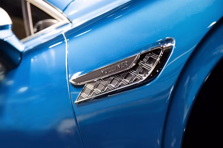 Những điểm nhấn đặc biệt ở ngoại thất của Flying Spur Mulliner bao gồm bộ mâm Mulliner 22 inch độc quyền với lớp hoàn thiện sáng bóng cùng nắp chụp tự cân bằng, bộ lưới tản nhiệt “Double Diamond” với đường viền mạ chrome, logo Mulliner trên khe gió hông và ốp gương chiếu hậu màu Satin Silver. Phiên bản này cũng có biểu tượng Flying B với đôi cánh phát sáng nằm ở nắp capo.