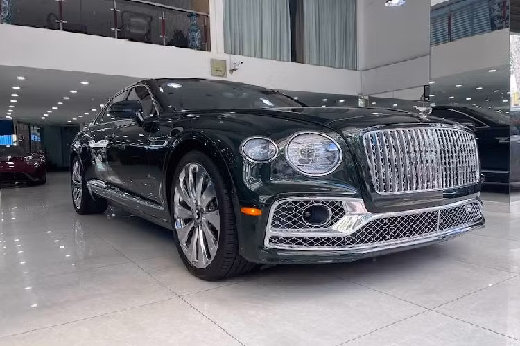 Phân khúc xe siêu sang tầm trung đang là miếng mồi khá béo bở cho hãng xe siêu sang Bentley khi không phải cạnh tranh với đối thủ khó chịu là Rolls-Royce. Ở dải sản phẩm này, Bentley có sự góp mặt của Flying Spur V8 ở phân khúc sedan và SUV còn có Bentayga V8. Hai dòng xe này không chỉ được giới nhà giàu thế giới yêu thích mà rất được lòng các đại gia Việt bởi mức giá bán khá mềm do hưởng lợi thuế so với bản W12.