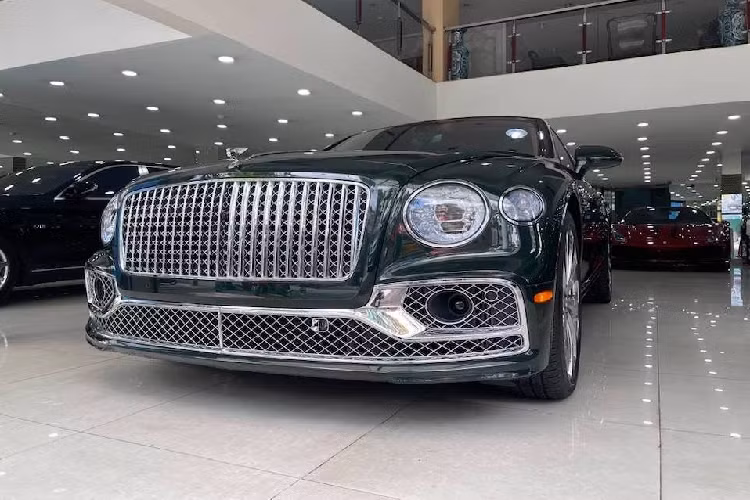 Động cơ này sẽ đồng hành cùng hộp số tự động ly hợp kép ZF 8 cấp, nhờ đó, xe siêu sang như Bentley Flying Spur First Edition có thể tăng tốc từ vị trí xuất phát lên 100 km/h trong thời gian chỉ 4,1 giây và đạt vận tốc tối đa 318 km/h.