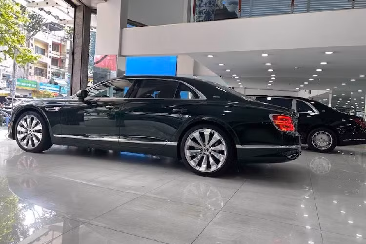 Bên trong khoang lái chiếc xe siêu sang Bentley Flying Spur First Edition màu xanh Verdant mới về nước có nội thất tông màu da bò, kết hợp gỗ quý hiếm và cả các chi tiết kim loại đáng bóng.