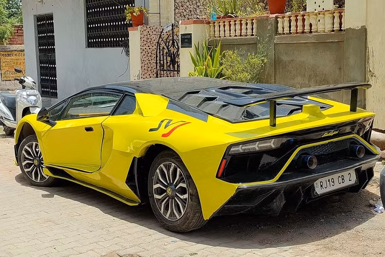 Dream Customs India thậm chí còn bọc lại nội thất để mang tới một cảm giác sang trọng hơn. Bảng điều khiển trung tâm cũng được lắp một màn hình cảm ứng lớn để mô phỏng khoang lái của Aventador hiện đại.