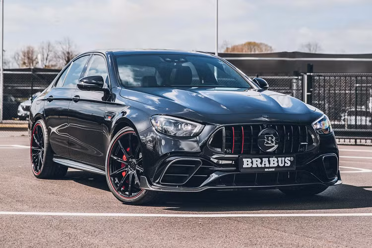  Mercedes-AMG E 63 S 2021 mới là phiên bản hiệu năng cao của dòng sedan hạng sang E-Class. Với công suất hơn 600 mã lực khi xuất xưởng, E 63 được xếp vào nhóm những chiếc xe thể thao 4 cửa mạnh nhất trên thị trường.