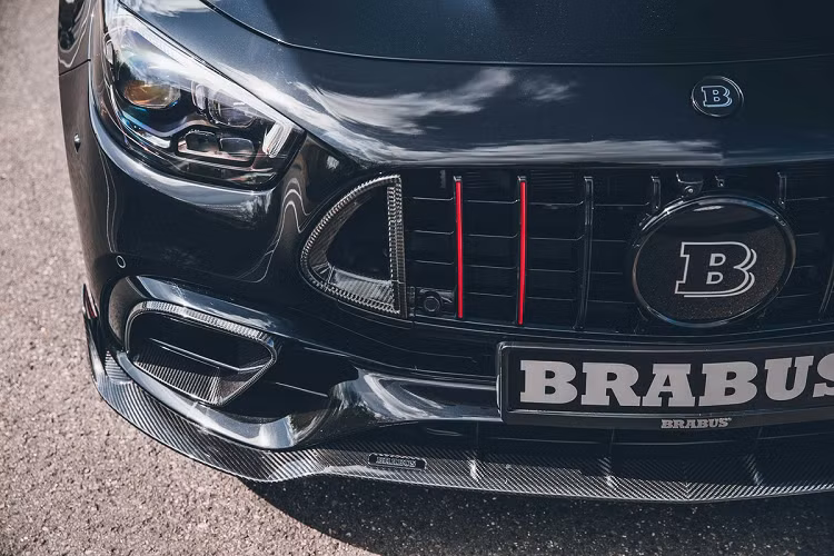 Ngoài sức mạnh mới, bản độ E 63 S còn được Brabus nâng cấp ngoại hình ấn tượng hơn. Ở đầu xe, điểm nhấn là cụm lưới tản nhiệt mới tích hợp hốc hút gió của bộ tăng áp, chi tiết này được ốp carbon. Ngoài ra, chiếc sedan có thêm cánh hướng gió gầm làm từ carbon và logo chữ B quen thuộc của Brabus.