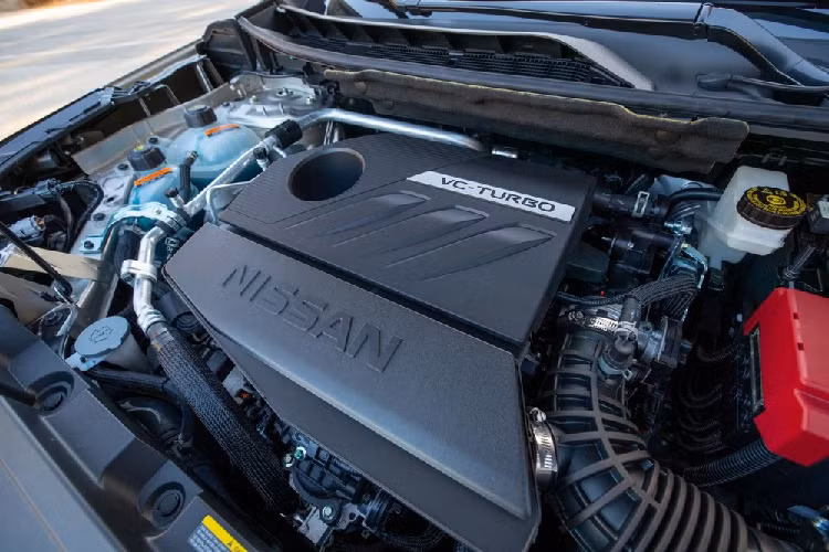 Điểm nhấn đáng chú ý nhất của Nissan X-Trail 2022 nâng cấp chính là động cơ. Theo đó, mẫu crossover cỡ C này được bổ sung động cơ xăng 3 xi-lanh, tăng áp, dung tích 1.5L mới. Động cơ tạo ra công suất tối đa 201 mã lực và mô-men xoắn cực đại 305 Nm đồng thời kết hợp với hộp số biến thiên vô cấp Xtronic CVT mới. Đây chính là động cơ hiện đang được trang bị cho Nissan X-Trail 2021 tại Trung Quốc.