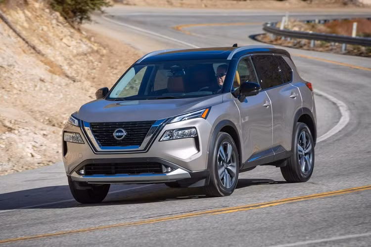 Thế hệ mới của dòng xe Nissan X-Trail 2022 mới hay còn gọi là Rogue đã lần đầu tiên trình làng tại thị trường Bắc Mỹ vào hồi tháng 6 năm ngoái. Sau hơn 1 năm, hãng Nissan quyết định bổ sung phiên bản nâng cấp nhẹ cho dòng crossover cỡ C này.