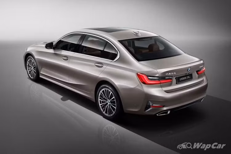 Những trang bị nổi bật của BMW 3 Series trục cơ sở dài mới tại Ấn Độ gồm đèn pha LED, cửa sổ trời toàn cảnh, hệ thống đèn nền nội thất và hệ thống thông tin giải trí iDrive dự kiến sẽ giống trên 3 Series thông thường
