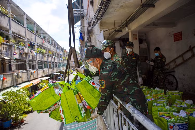 Mỗi đợt chuyển sẽ có khoảng 5 túi quà. Phía trên các tầng sẽ có các chiến sĩ bộ đội đứng đợi sẵn ở hành lang để đón lấy. 