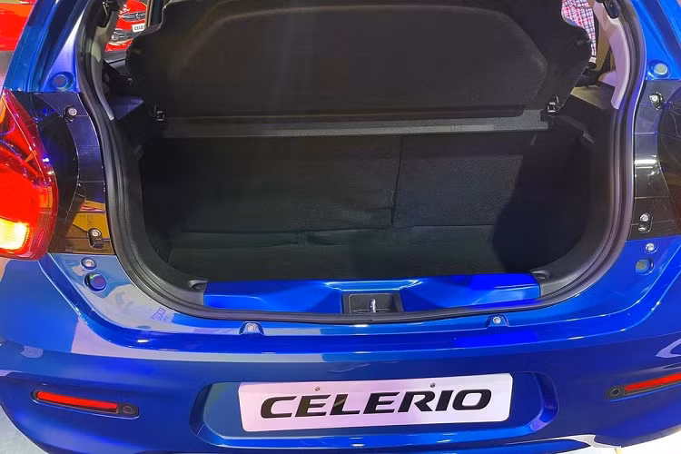 Về an toàn, Suzuki Celerio 2022 được trang bị khá cơ bản với 2 túi khí, hệ thống chống bó cứng phanh ABS, cảm biến đỗ xe phía sau và nhắc nhở thắt dây an toàn. Trong khi đó, bản cao cấp hơn có thêm khóa cửa cảm biến tốc độ, khóa cửa cảm biến va chạm và hỗ trợ khởi hành ngang dốc.